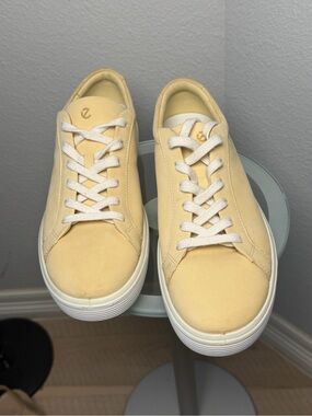 ECCO Soft  Cream Leather Sneakers Women’s Size 40 Casual Comfort  size 40 NEW